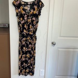 *Free Gift W Purchase* Floral wide leg jumpsuit with tie and pockets. Size Large